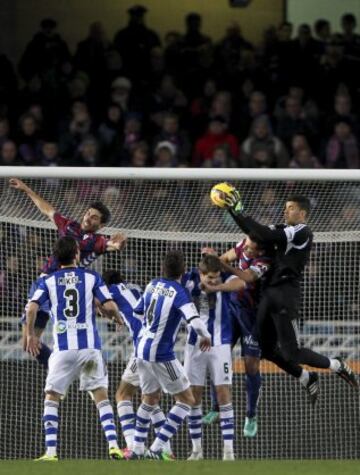 El portero de la Real Sociedad, el argentino Gerónimo Rulli, atrapa un balón, durante el partido de la vigésima jornada de la Liga de Primera División.