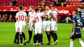 Los jugadores del Sevilla celebran un gol. 