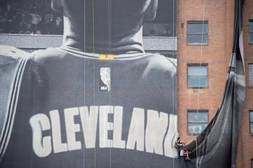 Operarios trabajando en la retirada del cartel del alero, LeBron James, en Cleveland (Ohio) tras el anuncio de su fichaje por los Ángeles Lakers. 