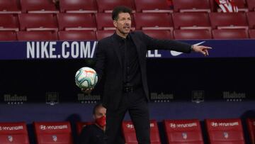Simeone da instrucciones a sus jugadores.