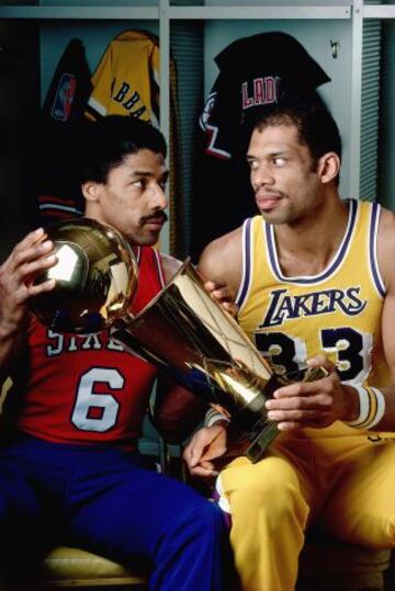 Posando con Julius Erving antes de las Finales del 82, que supondrían el tercer título para Kareem segundo con los Lakers.