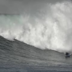 Así aprovechó Mike Stewart el swell que provocó Leslie