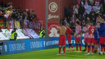 Los jugadores del Atlético de Madrid celebran con la afición la victoria del equipo tras el encuentro correspondiente a la primera eliminatoria de la Copa del Rey que Almazán y Atlético de Madrid disputaron hoy sábado en el estadio de Los Pajaritos, en Soria.