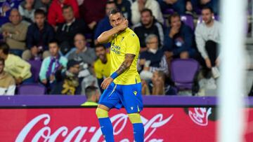 El jugador del Cádiz Álvaro Negredo celebra su gol en el partido de LaLiga Santander contra el Valladolid.