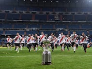 MADRID, SPAIN - DECEMBER 09: The River Plate team celebrate with the Copa Libertadores Trophy following their victory in the second leg of the final match of Copa CONMEBOL Libertadores 2018 between Boca Juniors and River Plate at Estadio Santiago Bernabeu on December 9, 2018 in Madrid, Spain. Due to the violent episodes of November 24th at River Plate stadium, CONMEBOL rescheduled the game and moved it out of Americas for the first time in history. (Photo by Laurence Griffiths/Getty Images)