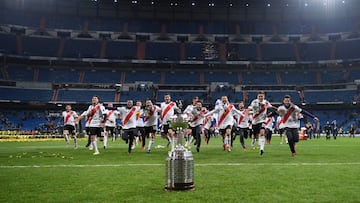 MADRID, SPAIN - DECEMBER 09:  The River Plate team celebrate with the Copa Libertadores Trophy following their victory in the second leg of the final match of Copa CONMEBOL Libertadores 2018 between Boca Juniors and River Plate at Estadio Santiago Bernabeu on December 9, 2018 in Madrid, Spain. Due to the violent episodes of November 24th at River Plate stadium, CONMEBOL rescheduled the game and moved it out of Americas for the first time in history.  (Photo by Laurence Griffiths/Getty Images)
