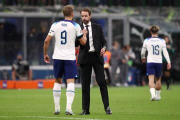 Harry Kane of England shakes hands with Gareth Southgate