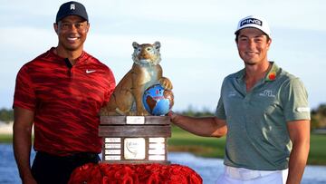 Tiger Woods posa junto a Viktor Hovland y el trofeo de campe&oacute;n del Hero World Challenge en el Albany Golf Course de Nassau (Bahamas).