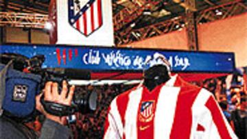 <B>SOLICITADA.</b> La camiseta del Atlético está muy solicitada por los aficionados.