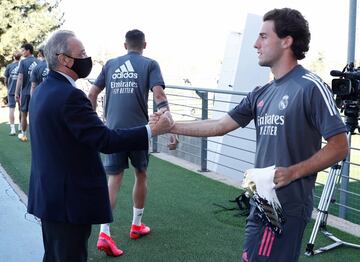 Florentino Pérez saluda a Odriozola. 