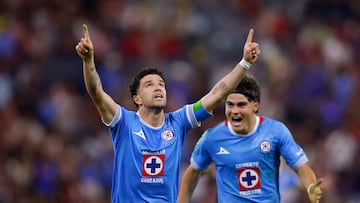 AME3862. GUADALAJARA (MÉXICO), 29/03/2025.- José Rivero (i) de Cruz Azul celebra un gol este sábado, en un partido de la jornada 13 del Torneo Clausura 2025 de la Liga MX entre Deportivo Guadalajara y Cruz Azul en el estadio Jalisco, en Guadalajara (México). EFE/Francisco Guasco