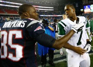 Geno Smith #7 de los New York Jets saluda a Kenbrell Thompkins #85 de los New England Patriots.