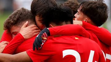 El Juvenil se abraza tras un gol.