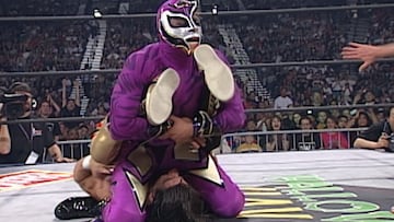 Un traje de una sola pieza, este es el equipo de Rey Mysterio en WCW Halloween Havoc de 1997.