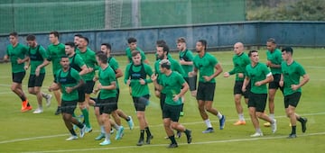 Ayoub, entre Peque y Pombo, en el entrenamiento del Racing.