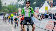 El ciclista sudafricano Kent Main celebra su victoria en la cuarta etapa del Tour de Ruanda.