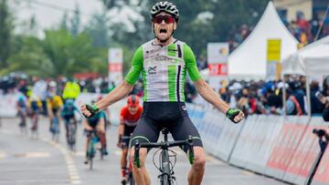 El ciclista sudafricano Kent Main celebra su victoria en la cuarta etapa del Tour de Ruanda.