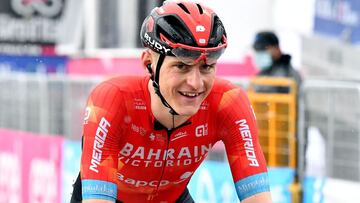 El ciclista esloveno del Bahrain-Victorious Matej Mohoric llega a la meta de Ascoli Piceno tras la sexta etapa del Giro de Italia 2021.