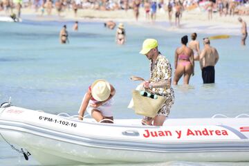 El futbolista del Liverpool ha aprovechado las vacaciones de verano para hacer una escapada junto a su familia en Ibiza.