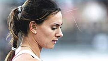 <b>PLUSMARQUISTA. </b>Yelena Isinbayeva se apresta a realizar un salto.