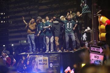 Varios aficionados celebran el título de la NFL de los Philadephia Eagles en las calles de Filadelfia.