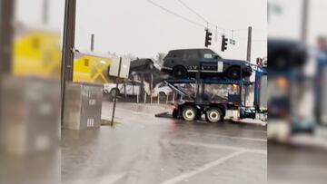 El impresionante choque de un camión con un tren captado en video