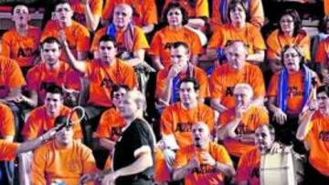 <b>PRESIÓN. </b>Los aficionados del Fuenlabrada protestaron el arbitraje.