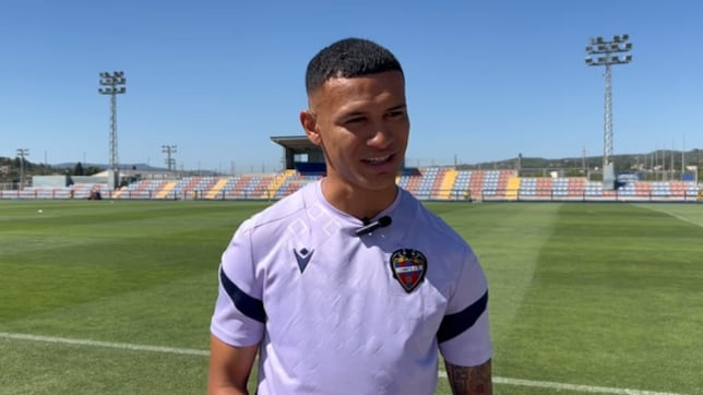 Arriaga: “Vengo a trabajar y defender este escudo con gotas de sangre”