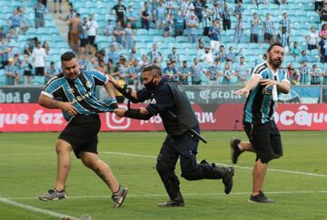 Los radicales del Gremio saltaron al terreno de juego durante el encuentro frente a la Sociedade Esportiva Palmeiras. Los asaltantes destrozaron el VAR como protesta de la derrota. 