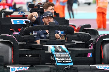 Durante el Gran Premio de Miami 2025, los 20 pilotos de F車rmula 1 desfilaron en r谷plicas a tama?o real de sus monoplazas, construidas con aproximadamente 400.000 piezas de LEGO cada una. Estas versiones el谷ctricas, con neum芍ticos Pirelli reales, alcanzaban hasta 20 km/h y fueron creadas en colaboraci車n con LEGO. El desfile reemplaz車 al tradicional cami車n de presentaci車n, ofreciendo una experiencia m芍s creativa, que gener車 entusiasmo tanto en la pista como entre los espectadores. La iniciativa busca acercar el espect芍culo de la F1 a los fans.