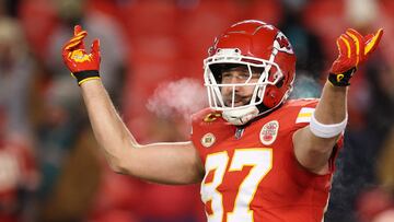 KANSAS CITY, MISSOURI - JANUARY 13: Travis Kelce #87 of the Kansas City Chiefs warms up before the AFC Wild Card Playoffs against the Miami Dolphins at GEHA Field at Arrowhead Stadium on January 13, 2024 in Kansas City, Missouri. Jamie Squire/Getty Images/AFP (Photo by JAMIE SQUIRE / GETTY IMAGES NORTH AMERICA / Getty Images via AFP)