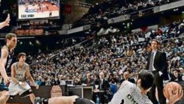 <b>MUCHA DEFENSA. </b>Hernández Sonseca trata de pasar un balón a Ricky Rubio ante la presión de Popovic y Jasen, quienes tratan de cortar la línea de pase.