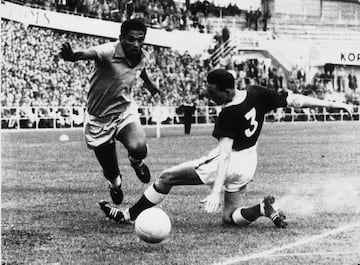 Manuel Francisco dos Santos, conocido como Garrincha, Es considerado el mejor puntero derecho de la historia y ocupa el octavo lugar en la clasificación del mejor futbolista del siglo, publicada por IFFHS. En 1968 llegó al Junior de Barranquilla, después de una transferencia muy costosa de Colombia.