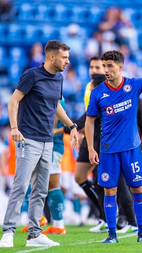 Martin Anselmi head coach and Jose Rivero of Cruz Azul during the 3rd round match between Cruz Azul and Mazatlan FC as part of the Torneo Clausura 2024 Liga MX at Ciudad de los Deportes Stadium on January 27, 2024 in Mexico City, Mexico.