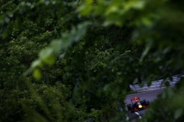 Esta artística foto muestra al piloto holandés Max Verstappen de Red Bull durante la carrera del GP de Canadá. 