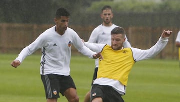 Mustafi se entrena al margen a la espera de alguna oferta