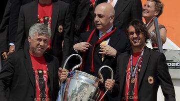 Carlo Ancelotti, el vicepresidente del Milan Adriano Galliani, y el capit¨¢n Paolo Maldini muestran la Champions tras llegar al aeropuerto de Malpensa, en Mil¨¢n, el 24 de mayo de 2007 despu¨¦s de ganar el t¨ªtulo de la Liga de Campeones contra el Liverpool e