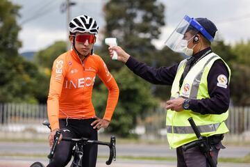 Egan Bernal en un control de temperatura, luego de permitirle entrenar por las carreteras de Colombia el 10 de junio en Zipaquirá.