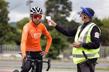 Egan Bernal en un control de temperatura, luego de permitirle entrenar por las carreteras de Colombia el 10 de junio en Zipaquirá.