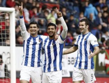 El centrocampista uruguayo de la Real Sociedad Chory Castro celebra con su compañero Carlos Vela el gol conseguido ante Osasuna durante el encuentro que ambos equipos han disputado esta tarde en el Estadio El Sadar correspondiente a la trigésimo primera jornada del Campeonato Nacional de Liga de Primera División.