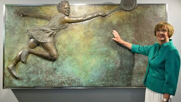 Margaret Court posa junto a un monumento dedicado a su figura en el Margaret Court Arena durante la disputa del Open de Australia 2015 en Melbourne Park.