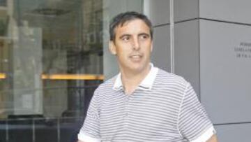 <b>MARATONIANO. </b>El director deportivo granota, en una visita a las antiguas oficinas del Valencia.