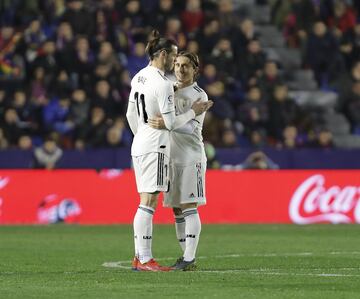 El jugador del Real Madrid, Bale, celebra el definitivo 1-2.