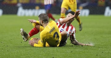 Gerard Piqué se lesionó tras un golpe con Vitolo.