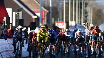 El ciclista australiano Kaden Groves celebra la victoria de su compañero del Alpecin-Deceuninck Jasper Philipsen en la Kuurne-Bruselas-Kuurne.