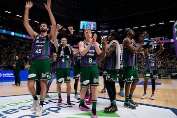 Los jugadores del Unicaja aplaudena su afici¨®n.
