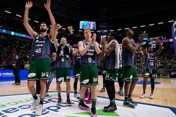 Los jugadores del Unicaja aplaudena su aficin.