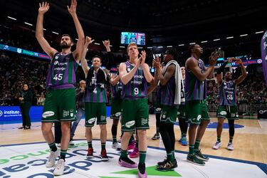 El Unicaja saca músculo ante un Baskonia fundido