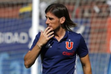 El entrenador de Universidad de Chile, Sebastian Beccacece, toma su lugar antes del partido de primera division contra Union Española disputado en el estadio Santa Laura de Santiago, Chile.