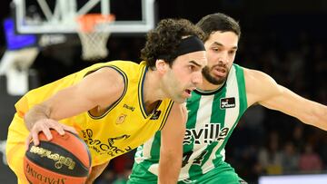 El base del Betis Pepe Pozas (d) defiende al escolta brasileño del Gran Canaria Vítor Benite, durante el partido correspondiente a la jornada 14 de la Liga Endesa de baloncesto entre Coosur Betis y Gran Canaria, disputado hoy martes en el pabellón de San Pablo de Sevilla.